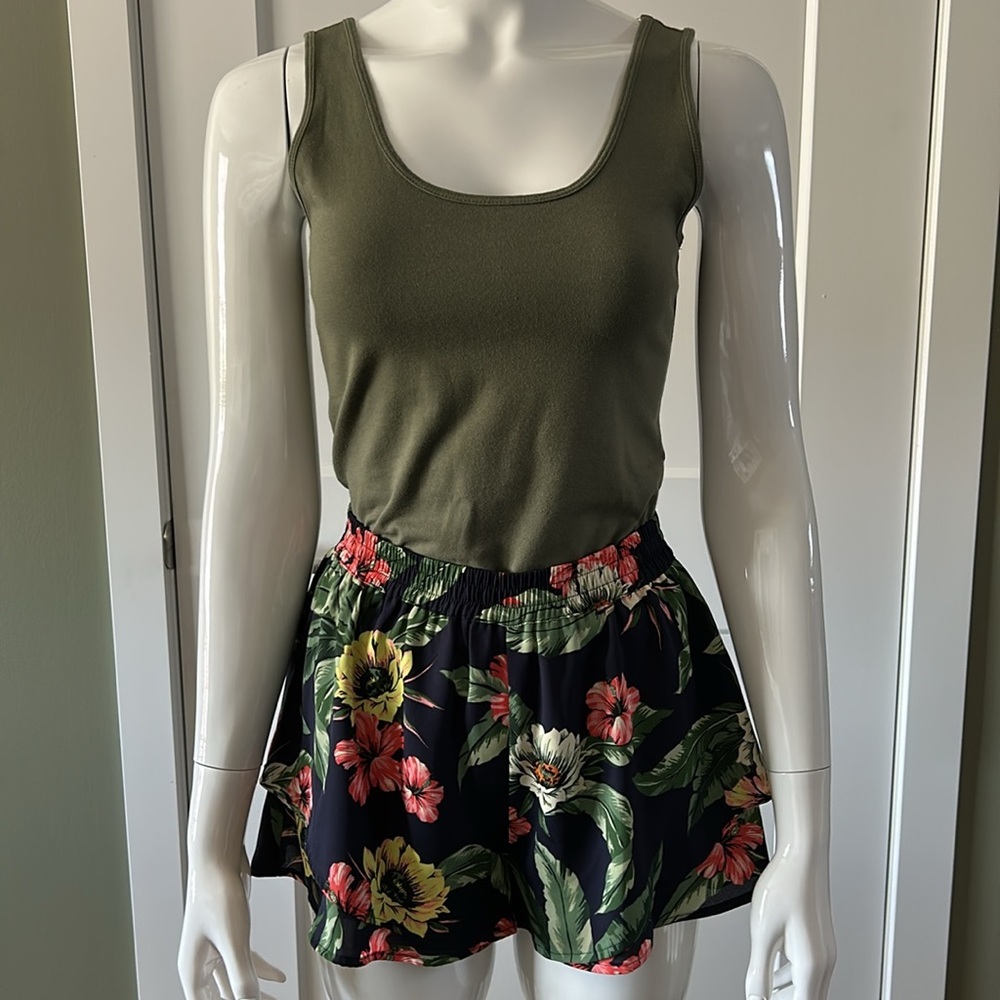 Aritzia Sunday Best Tropical Layered Shorts - Picture 12 of 16